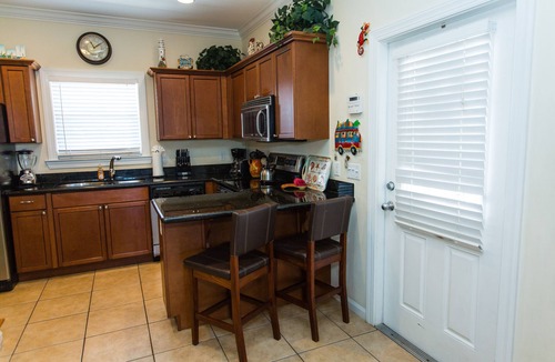 Key West House | Luxury 2/2 1/2 - FREE PARKING, WIFI, BIKES, BIG POOL, NEWLY RENOVATED