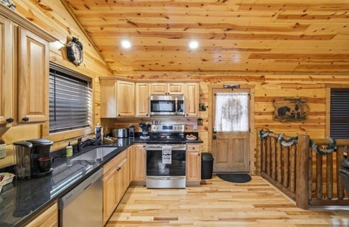 Sevierville Cabin | Luxury 2 King Master Suites 2 Baths, Sleeps 6, Game Room, Hot Tub, Jetted Tubs