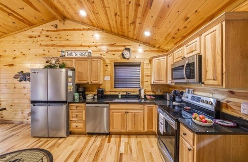 Sevierville Cabin | Luxury 2 King Master Suites 2 Baths, Sleeps 6, Game Room, Hot Tub, Jetted Tubs