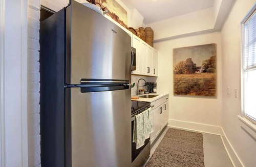 Thomas Square Apartment | Luxury 2BR | Historic Savannah Home