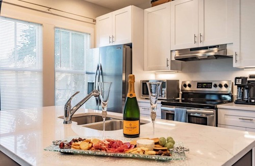 East Ybor House | Luxury 3BR Ybor City Townhouse Near 7th