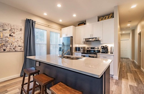 East Ybor House | Luxury 3BR Ybor City Townhouse Near 7th