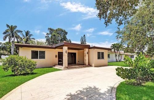 South Lake Villa | Luxury 4BR & 4BA Villa Heated Pool Minutes To Beach
