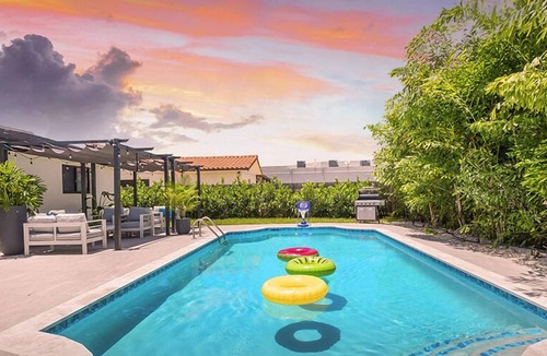 University Park House | Luxury 5BR Getaway w/Pool, Games & BBQ Fun