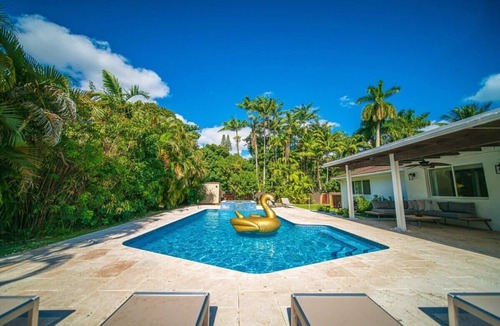 Golden Glades Villa | Luxury 7BR Villa Vizcaya Heated Pool Sauna Gym
