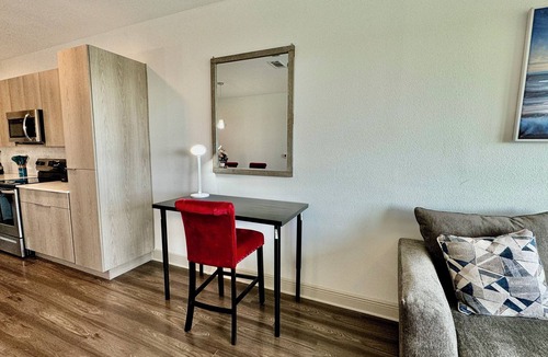 Deerwood Apartment | Luxury Apartment King Bed Stunning View Pool Gym Near Mayo Clinic UNF & Beaches
