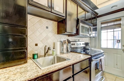 Historic Downtown Savannah Apartment | Luxury Apartment On Famous Jones Street-Dog Friendly!