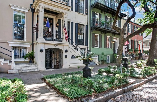 Historic Downtown Savannah Apartment | Luxury Apartment On Famous Jones Street-Dog Friendly!