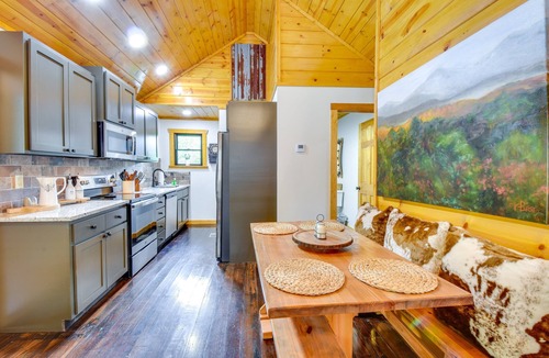 Clarkesville Cabin | Luxury Cabin, King Bed, Hot Tub Minutes from Alpine Helen sits on 40 acres.