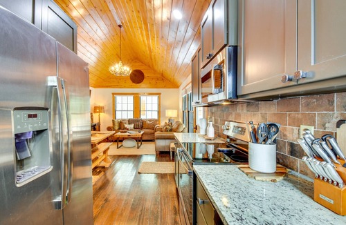 Clarkesville Cabin | Luxury Cabin, King Bed, Hot Tub Minutes from Alpine Helen sits on 40 acres.