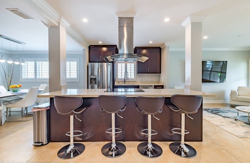 Poinsettia Heights House | LUXURY D/T OASIS 4/4 SLEEPS 12 BEACHES & NIGHTLIFE