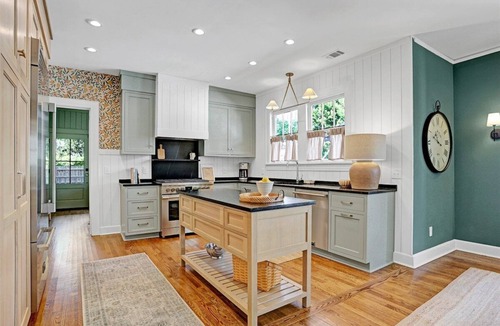 Live Oak House | Luxury Daffin Getaway | Designer Kitchen + Yard