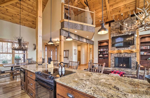 Franklin Cabin | Luxury Dog-Friendly Cabin Rental in Franklin