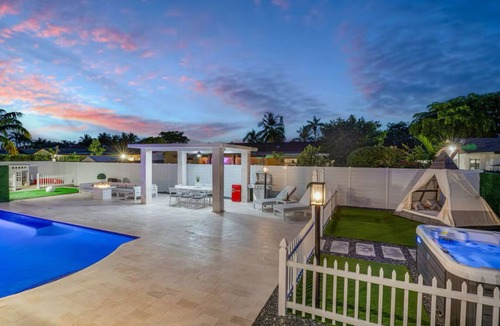 Cutler Bay House | Luxury Escape: Pool, Hot tub, Mini Golf & More!