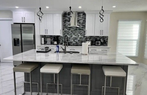 Lakeview Village House | Luxury Family Oasis: Fabulous Screened Pool