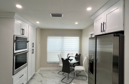 Lakeview Village House | Luxury Family Oasis: Fabulous Screened Pool