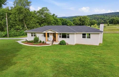 Evensville House | Luxury Golf Course Retreat with Mountain Views