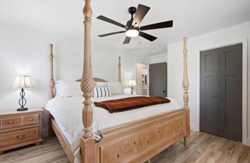 Evensville House | Luxury Golf Course Retreat with Mountain Views