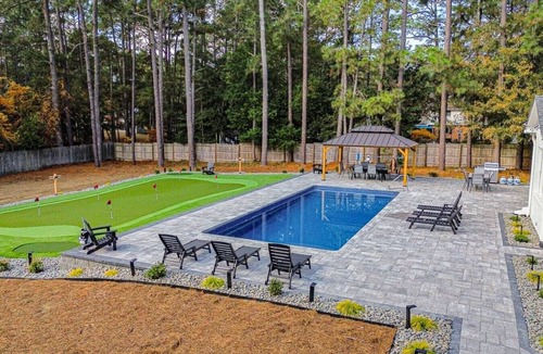 Southern Pines House | Luxury Golf Retreat - Simulator & Short Game Setup