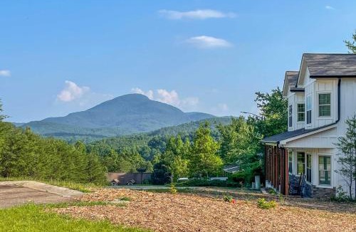 Helen House | Luxury Helen Retreat | Hot Tub & Game Room