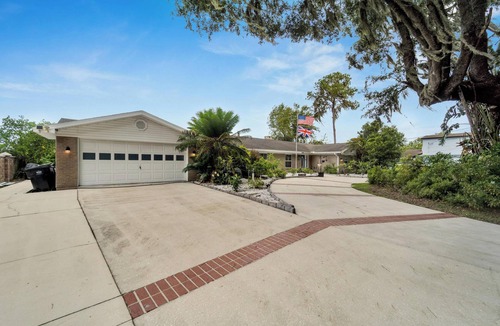 Seffner Community Alliance House | Luxury Hideaway - Lakefront - Pool & Games