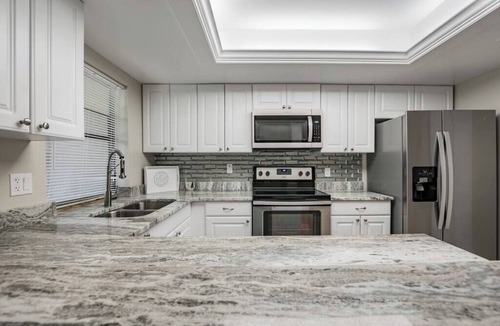 Bayshore Gardens House | Luxury Holistic Oasis by Bayshore/Hyde Park/SoHo