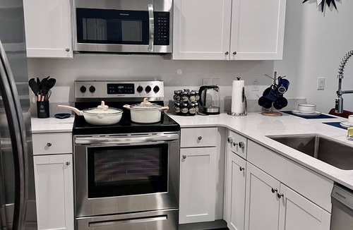 Newberry House | Luxury Home Near UF - Gamedays, Families, & More!