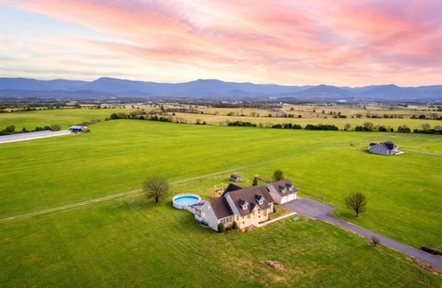 Luray House | Luxury Home · Private Pool · Hot Tub · Arcade · Movie Room · Epic Views & more!
