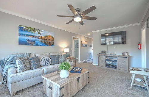 Oak Grove House | Luxury Lake Front Stay in Johnson City, TN!