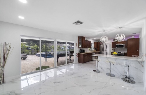 Lake Worth House | LUXURY Lake house-5 BD, 5 BA, Pool, Hot-Tub, Grill, Mini Golf and Tiki Hut