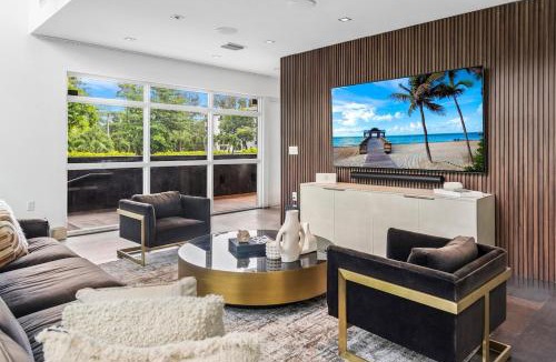 Northeast Coconut Grove Villa | Luxury Miami Villa with Large Pool & BBQ, Perfect Getaway!