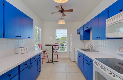 Old Naples Condo | Luxury Naples Apartment | Walk to Beach & Pier