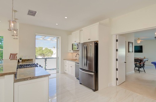 Old Naples Condo | Luxury Naples Apartment | Walk to Beach & Pier