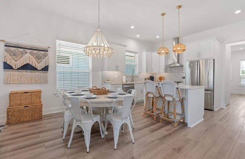 Jacksonville Beach House | Luxury Oasis 4 Blks to Pier and Beach w Game Room