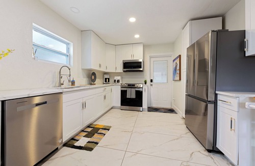 Riviera Bay House | Luxury Pool/KING Bed/Modern/Cozy St. Pete Tampa Beach Getaway