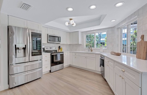 McGregor House | Luxury Pool & Spa Home near Beachs and Downtown. Enjoy fruit trees on property.