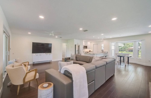 Gulf Gate Woods House | Luxury Retreat-Heated Pool-Hot Tub-Fire Pit-Minutes to Siesta Key Beach