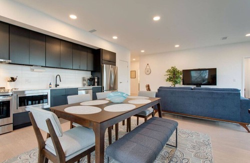 North Capitol Apartment | Luxury Riverfront 3BR | Walk to Nissan Stadium & Broadway | Private Garage