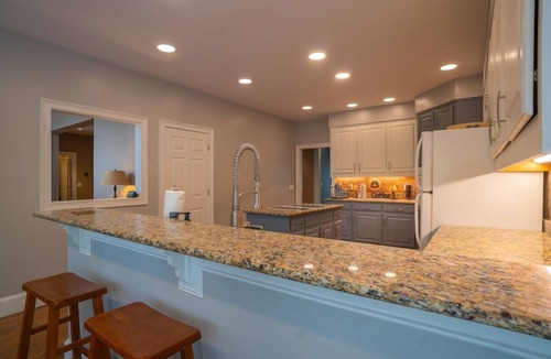 Helen House | Luxury Riverfront Retreat | Hot Tub | Walk to Town