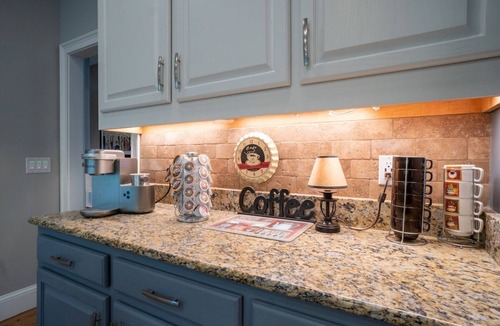 Helen House | Luxury Riverfront Retreat | Hot Tub | Walk to Town