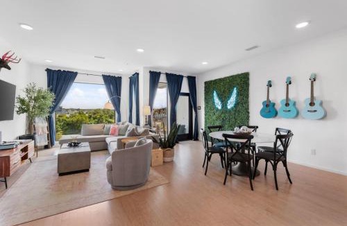 North Capitol House | Luxury Riverview Walk to Broadway with Garage and Patio