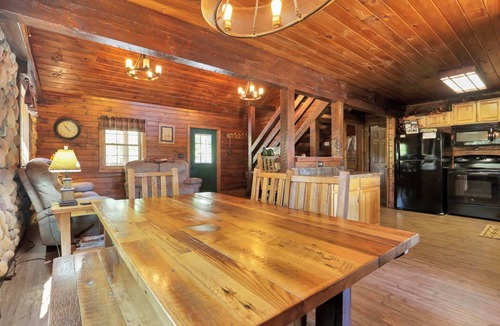 Union Furnace Cabin | Luxury Secluded Lodge with a View | Hot Tub Games