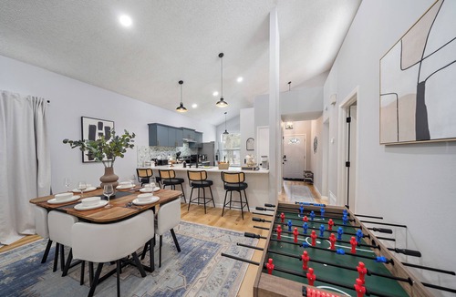 Vamo House | Luxury-Sietsa Key Beach Home Away from Home