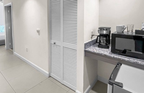 Doral Apartment | Luxury Studio Suite w/Partial Golf View & Pool