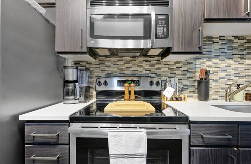 West End Apartment | Luxury Studio with Balcony and Makeup Room