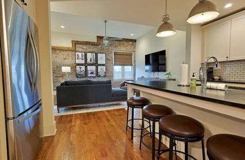 Downtown Knoxville Apartment | Luxury Townhome Walkable to Old City & DT Knox