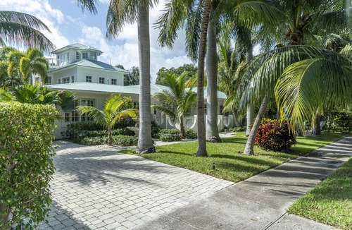 Southside House | Luxury Vacation Resort Experience. 10 min to beaches, restaurants, golf & shops.
