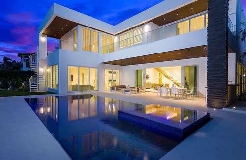 Surfside Villa | Luxury Villa with Pool&Jacuzzi, 8Bedrooms, BRAND NEW LISTING! Fits 16 Guest
