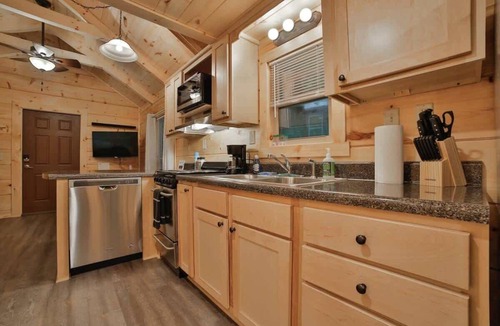 Lookout Valley Neighborhood Association Cabin | Lynda Nature Nested Tiny Cabin with Hot Tub