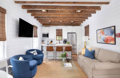 Cannonborough Elliotborough House | M2 at Saint Philip Square, One Block to King, Cozy Two Story Stay, Garden Views
